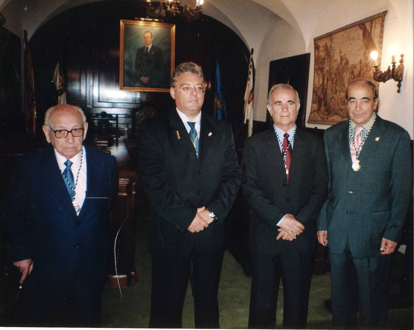 Con los alcaldes vivos a los que llamó para formar un comisté