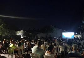 Espectadores de la última sesión del Cine de Verano