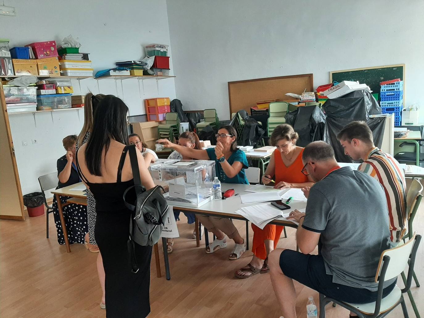 Una mesa electoral con la presidenta los vocales y los representantes de partidos