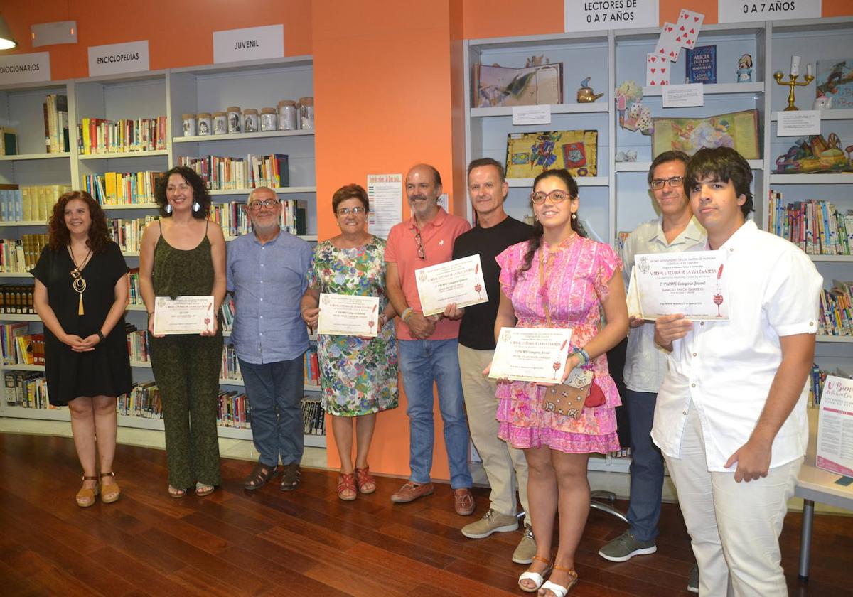 Foto de familia de los premiados con el concejal y la directora