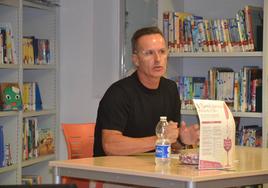 Joaquín Ortiz leyendo el pasado miercoles su relato
