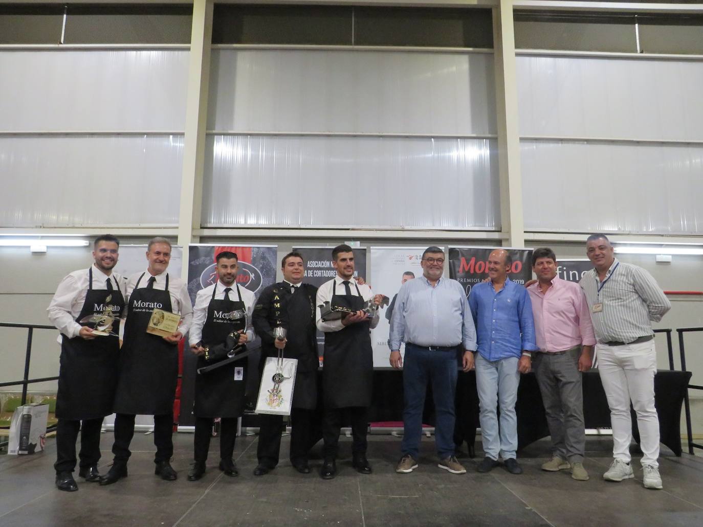 Tarima de honor de ganadores con autoridades y colaboradores