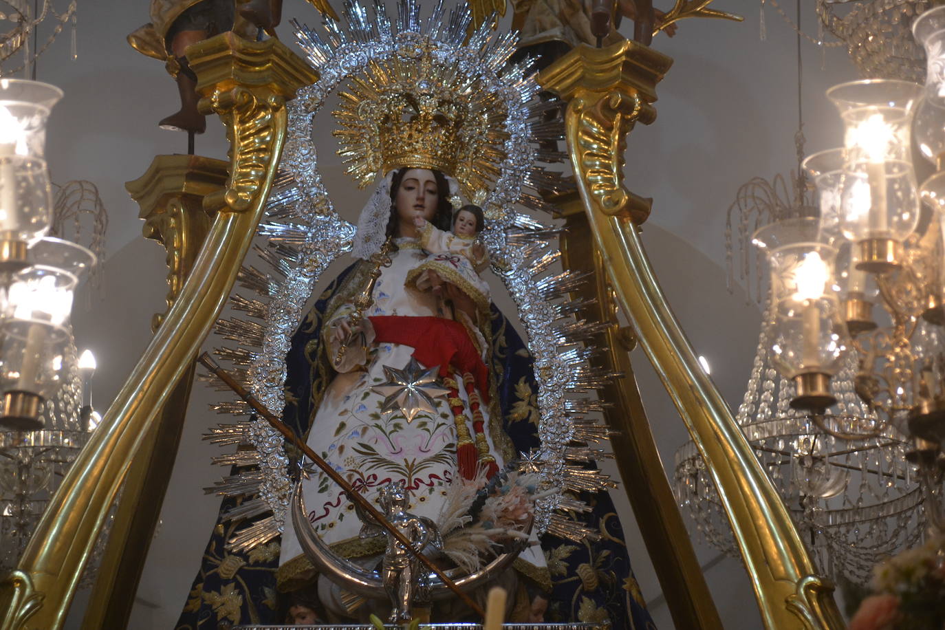 La imagen de la Virgen ha estrenado manto