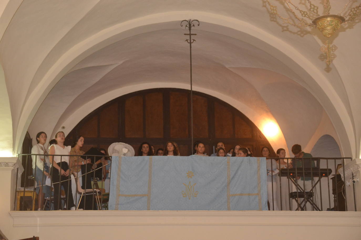 Cantando en la Novena a la Virgen