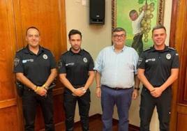 Agentes de polícia junto al alcalde