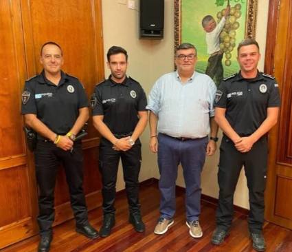 Agentes de polícia junto al alcalde