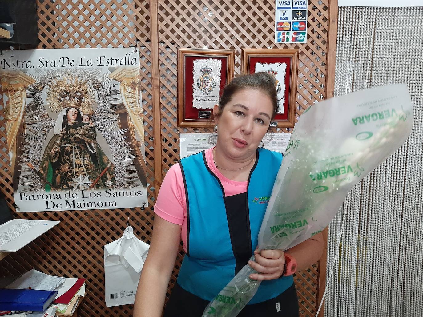 Nazaret en la floristeria lleva días recibiendo encargos