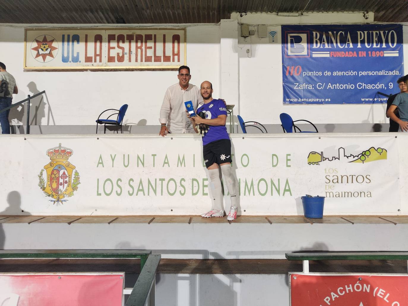 Recogiendo el trofeo