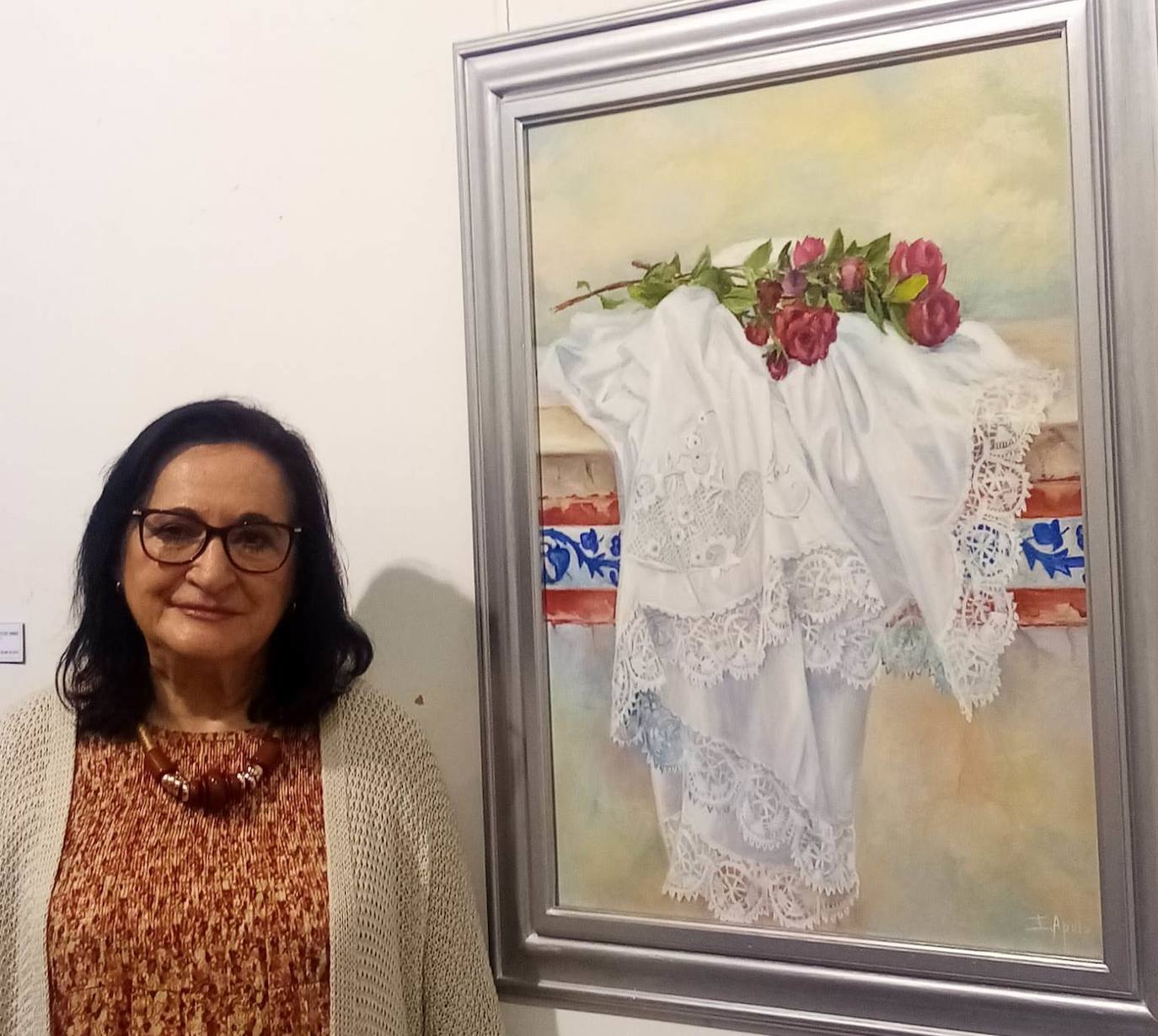 Sus ropas blancas y las puntillas, marcan un estilo propio