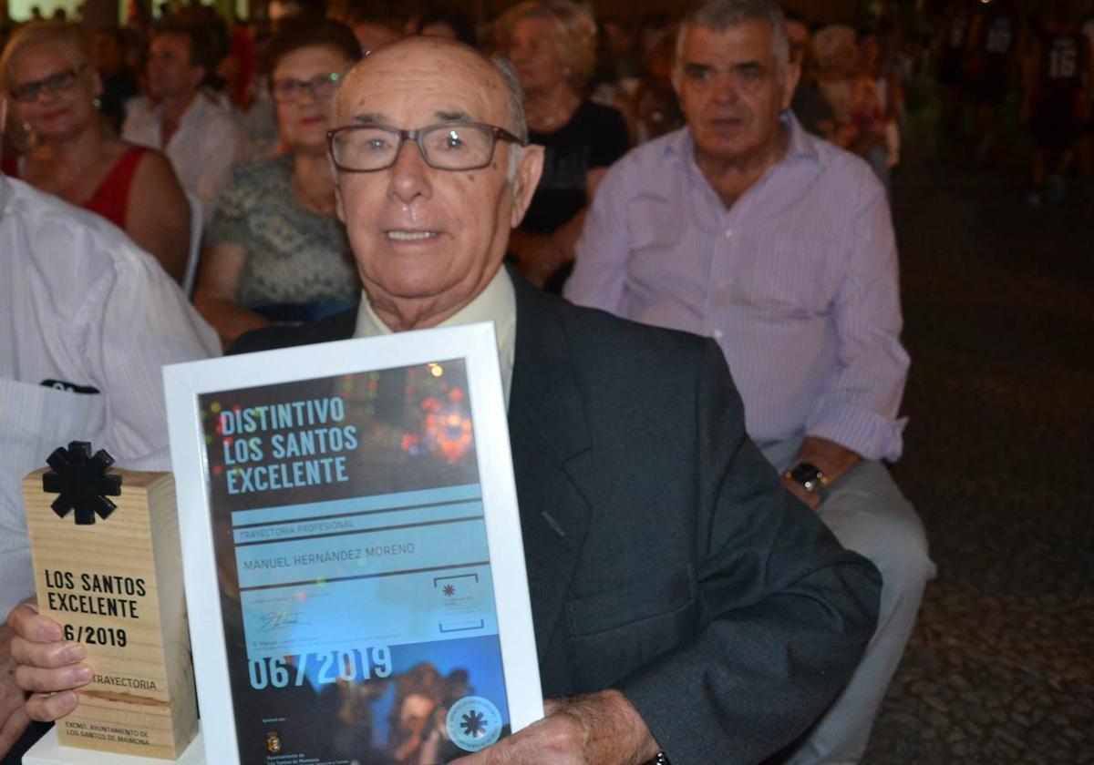 manolo 'el Geillito' recogiendo el premio éxcelente' a su trayectoria profesional