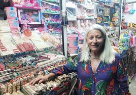 Plácida, junrto a su puesto del turrón