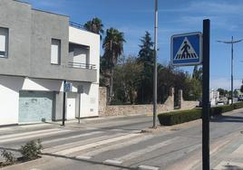 Señal de ceda el paso que se ilumina de noche