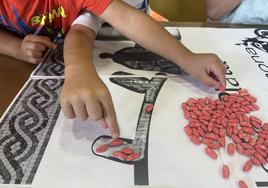 Niños realizando el moasico