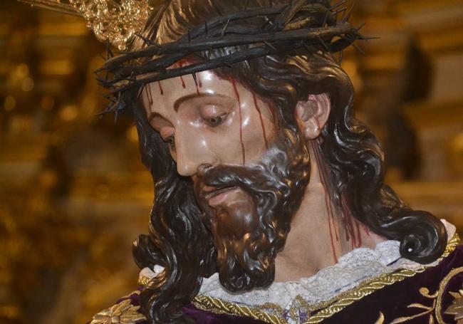 Detalle de la cara del cristo que ha sido restaurada