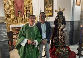 El párroco y Miguel Ángel Canseco, junto al Nazareno