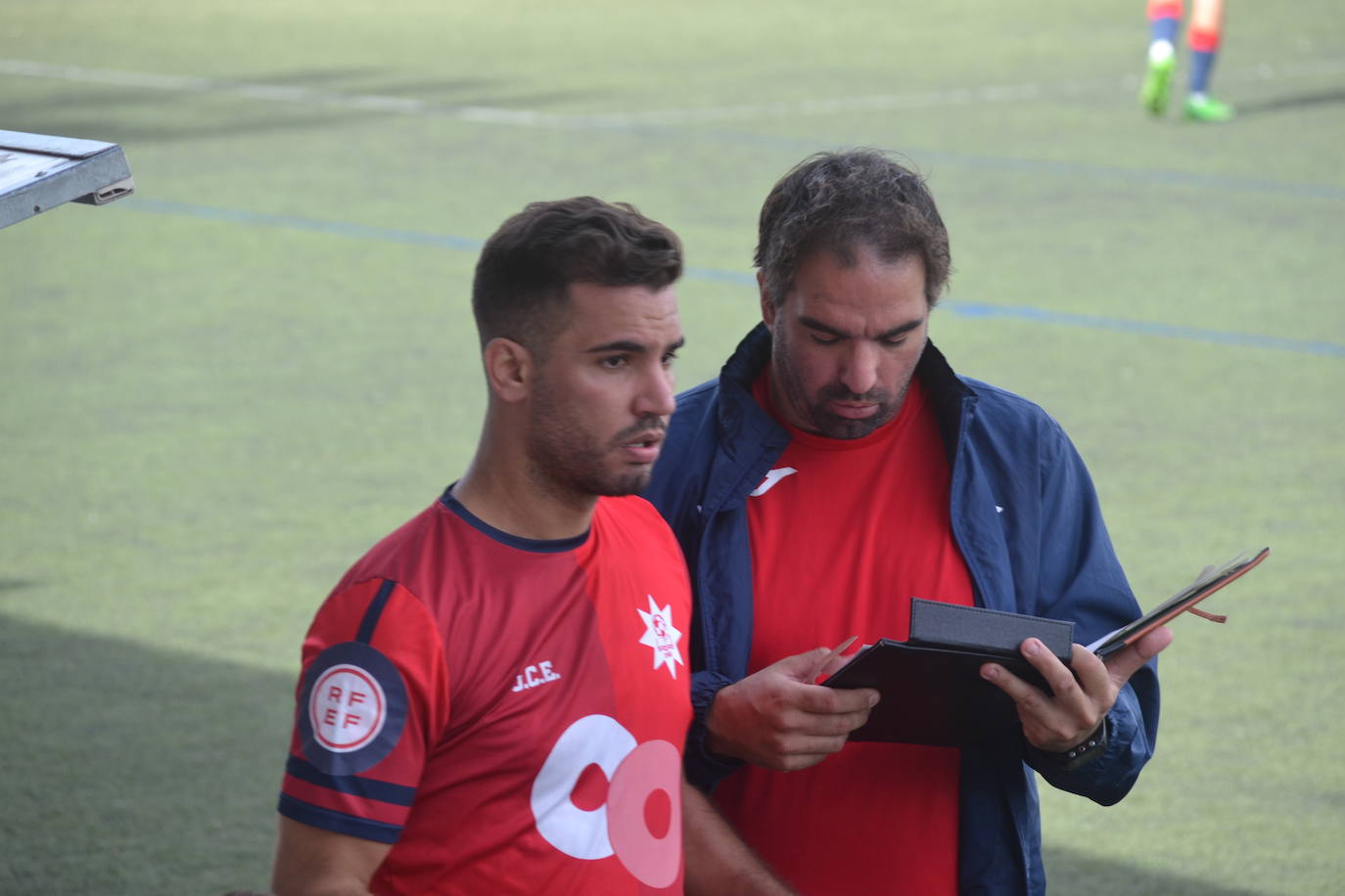 El segundo de Víctor dando instrucciones a Joseda