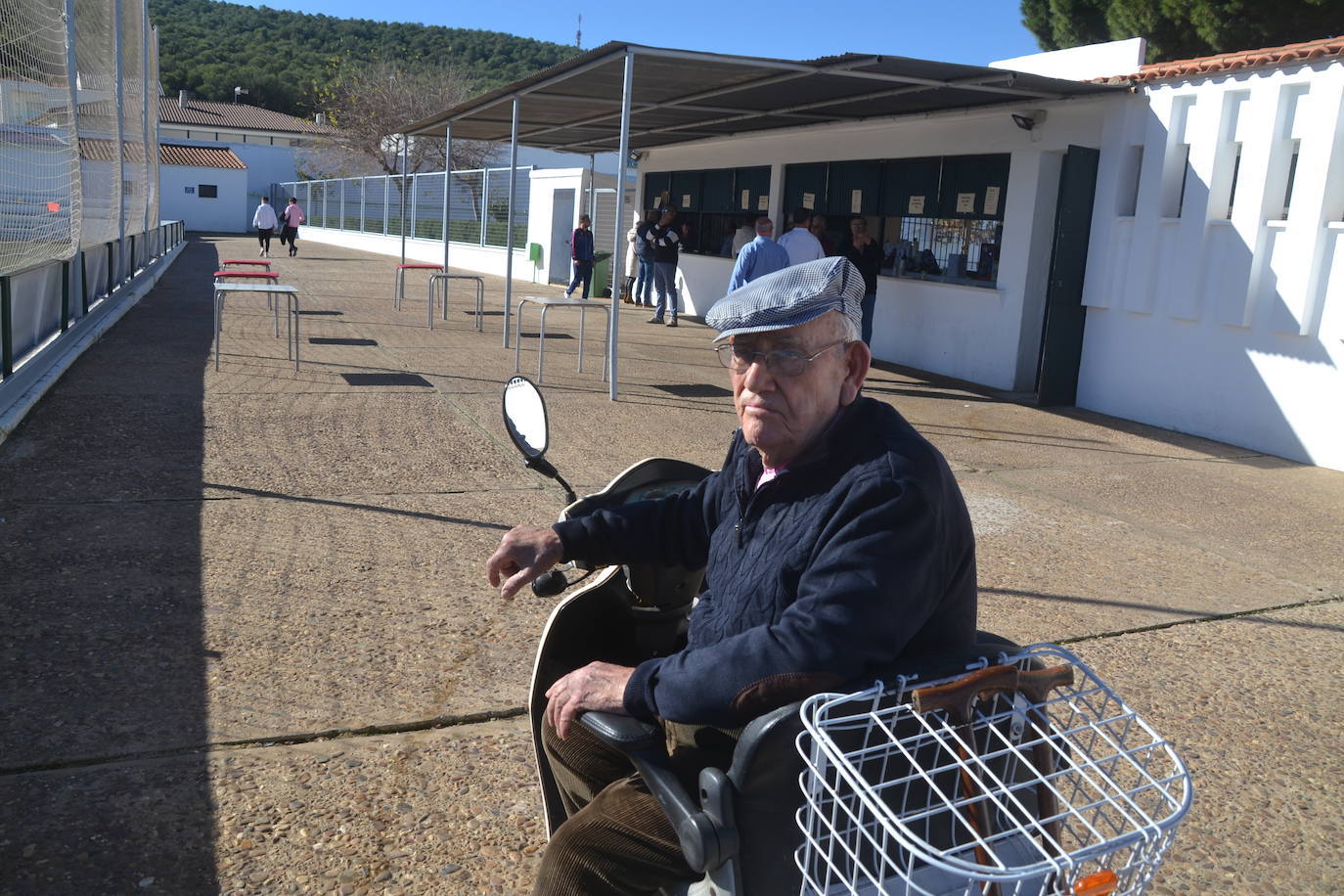 Dispuesto para ver un partido de laa Yeyi