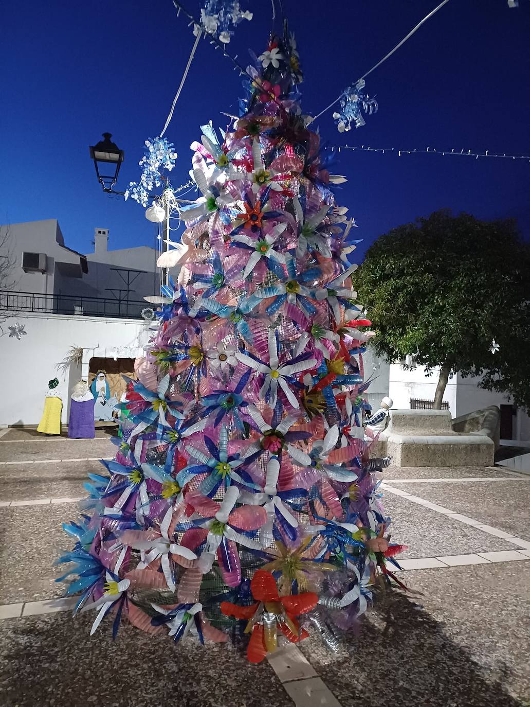 Árbol hecho de botellas en el barrio Santo Ángel