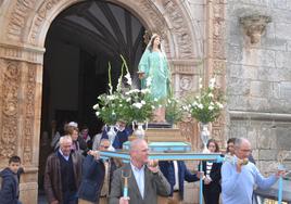 Salida de la, imagen de la santa por la puerta del Perdón