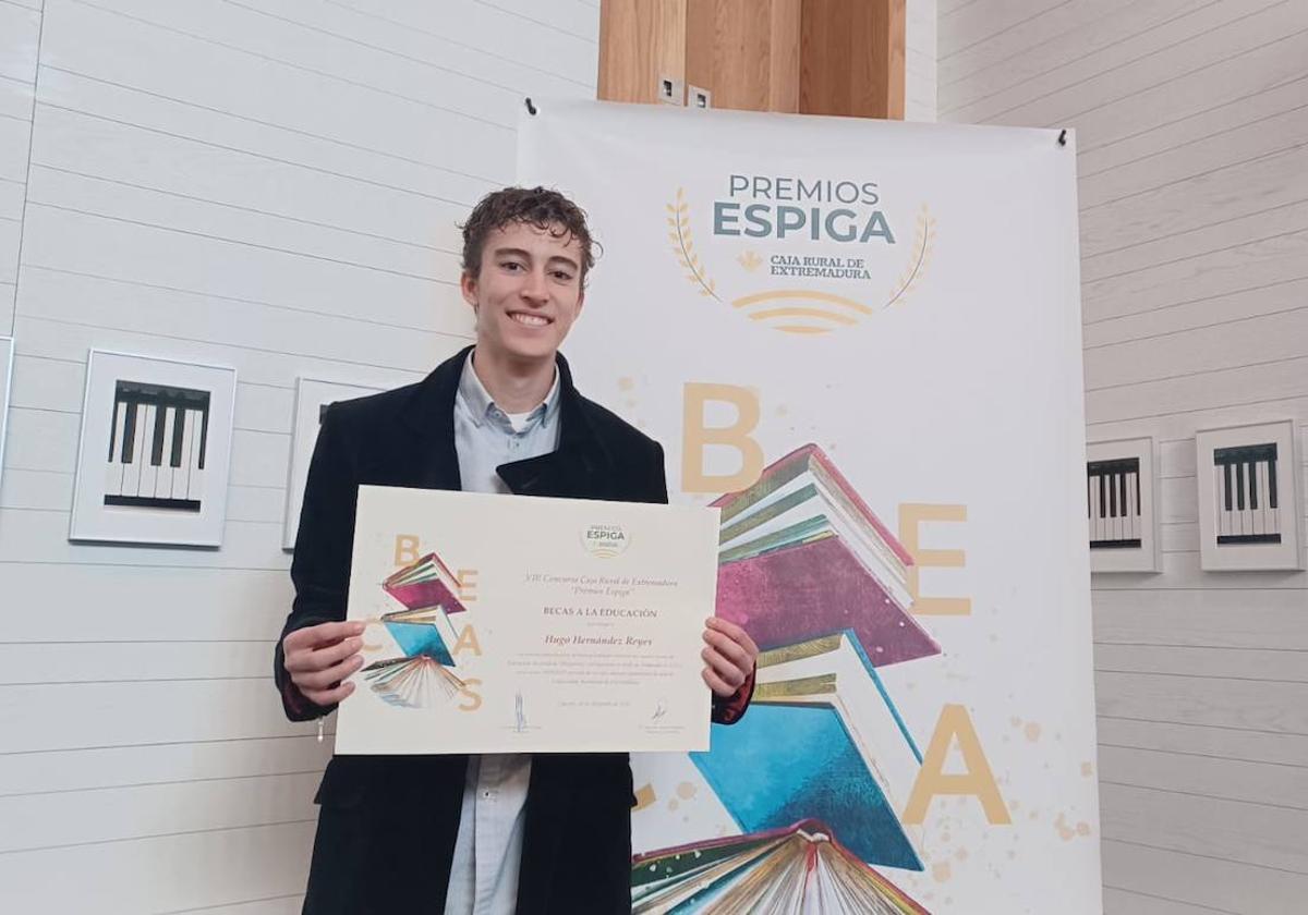 Hugo con su distinción como uno de los 10 mejores expediente de la ESO de Extremadura en el curso 2022-23