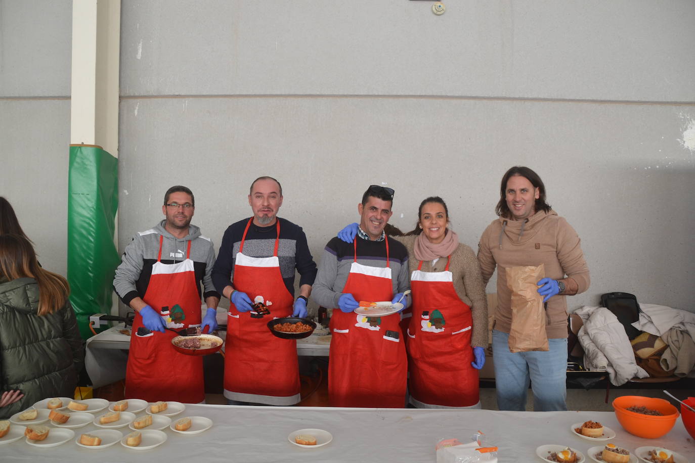 Una de las tapas listas para ser consumida y sus autores