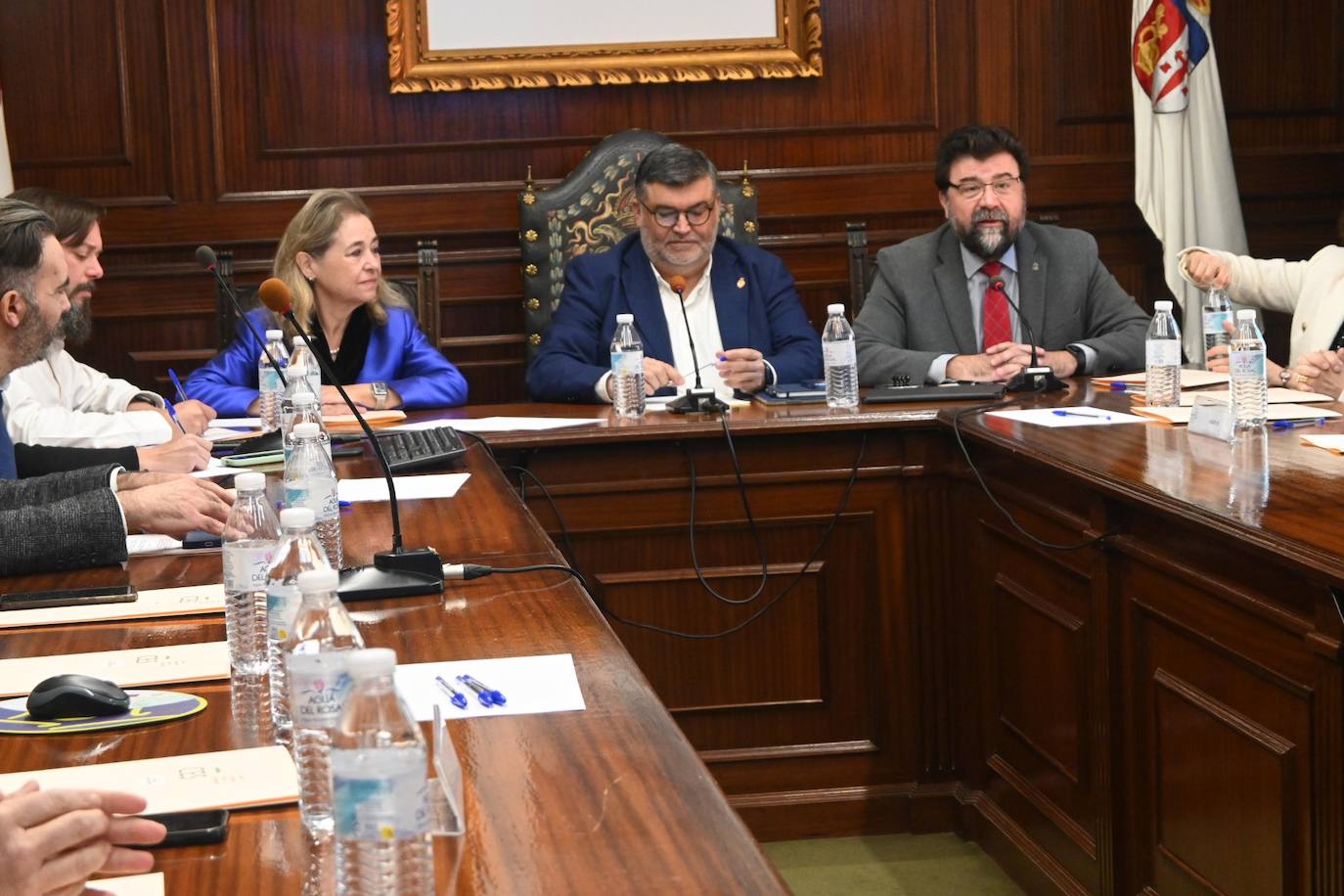 El alcalde de Los Santos junto a la Consejera y al presidente en funciones del Consejo