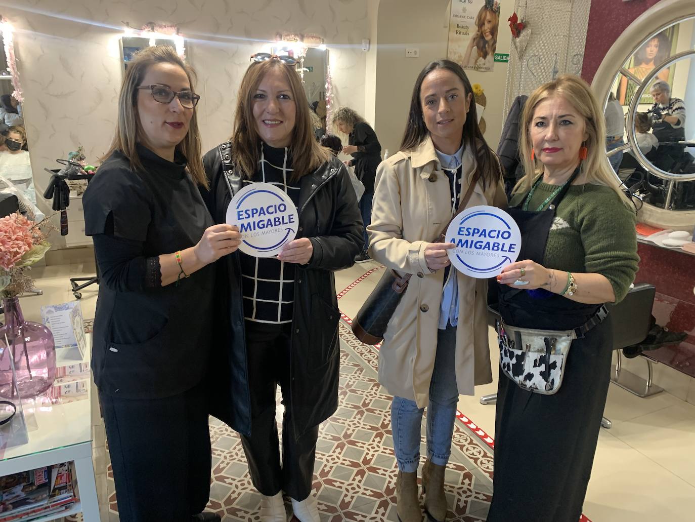 El Ayuntamiento entrega la insignia de 'Espacios Amigables con los Mayores' a unos 15 establecimientos locales