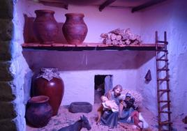 Singular la figura del Niño en brazo de San José y la Virgen dormida