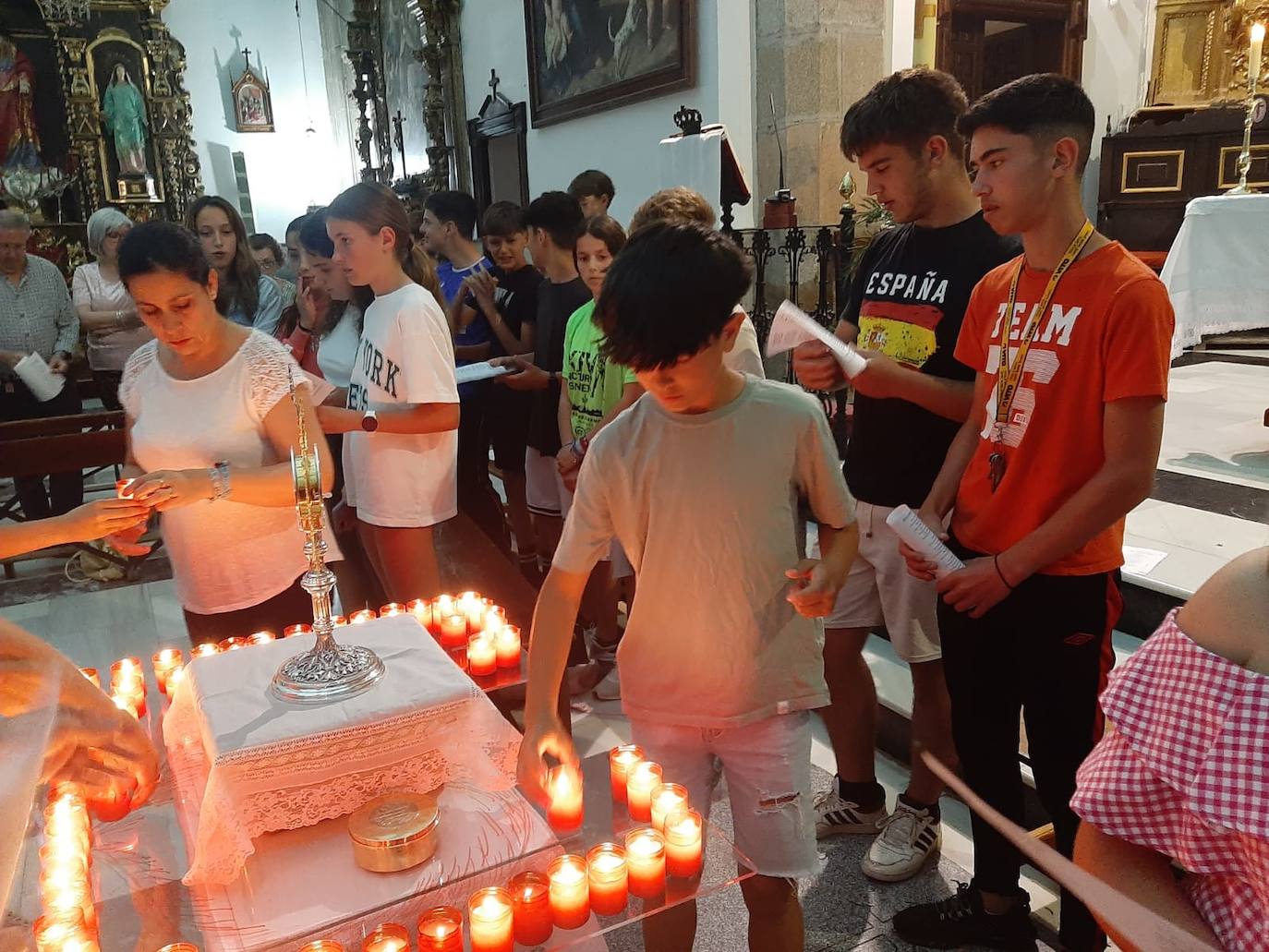 Un momento de otra adoración con jóvenes