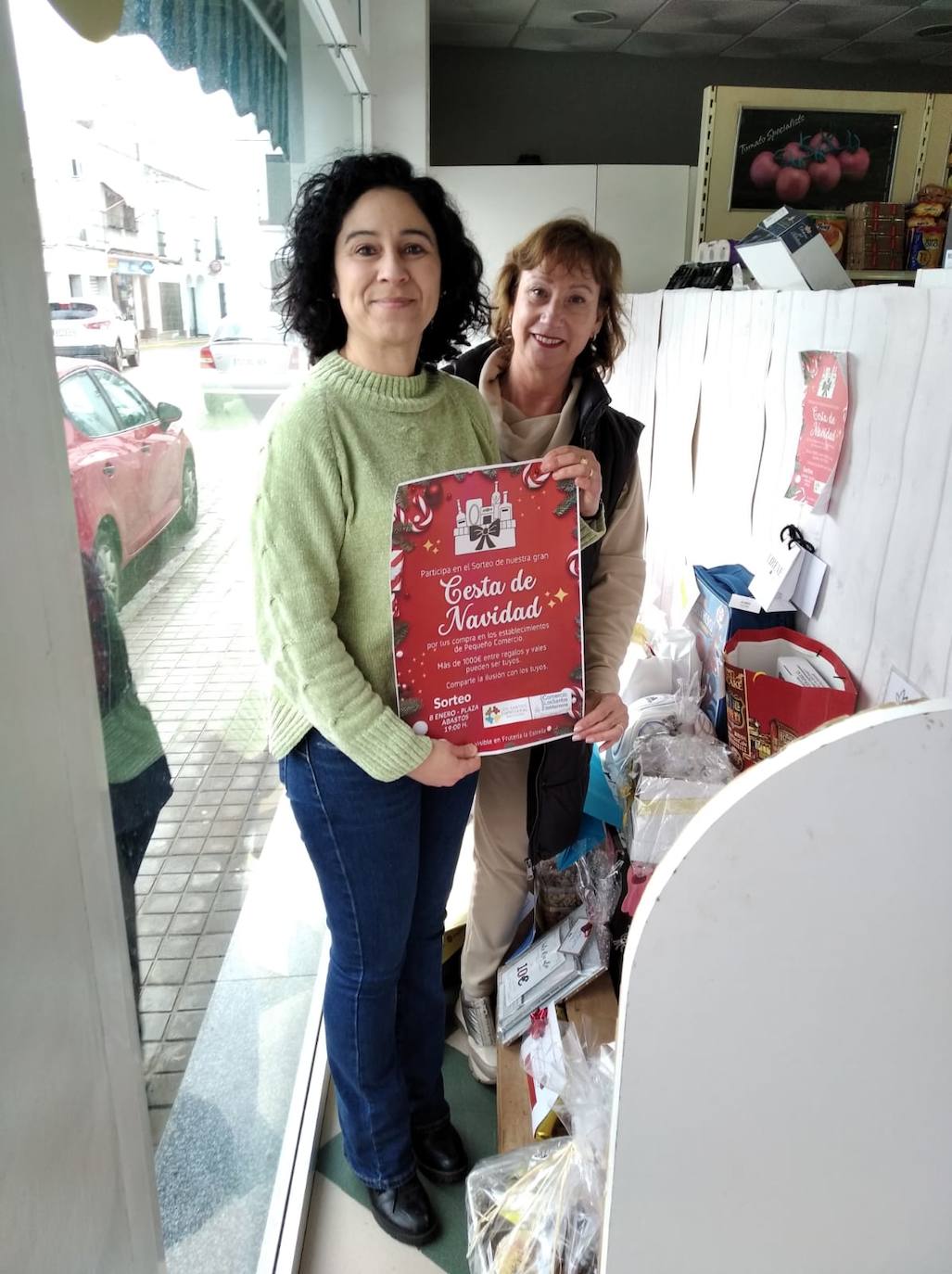 Ganadora de la cesta de navidad del Pequeño Comercio de Los Santos de Maimona 