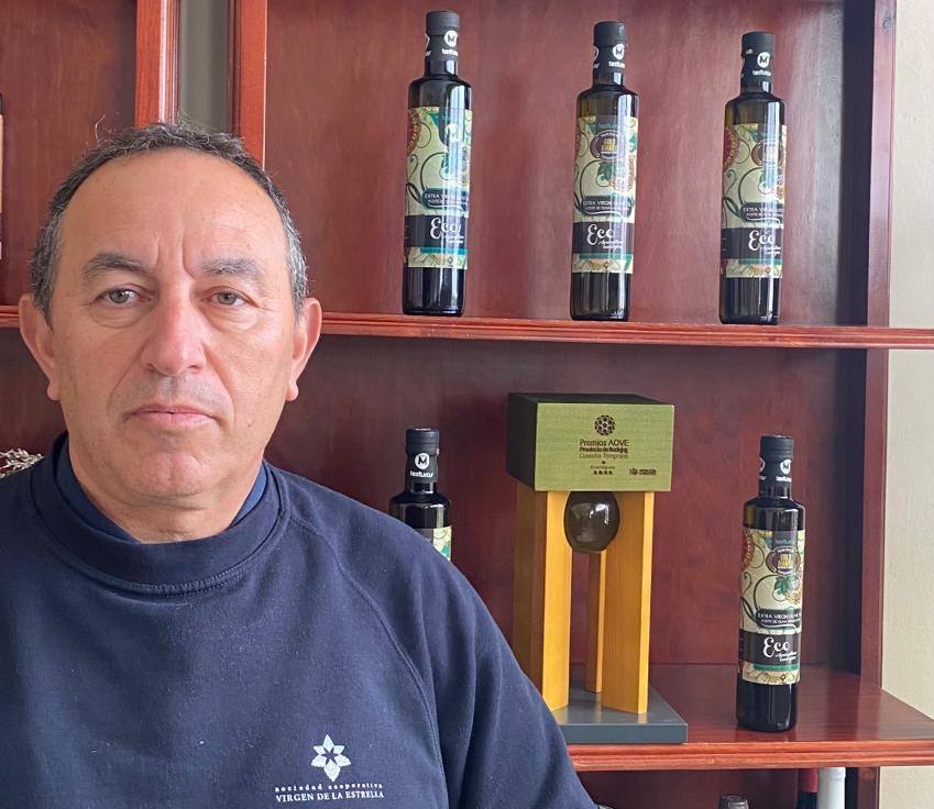 José Antonio lavado, maestro almazarero de la Cooperativa, junto al aceite ganador y el galardón . 