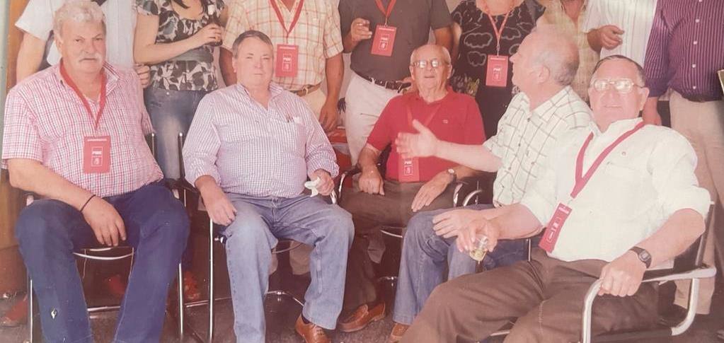 Primero por la iaquierda, Benito en la Casa del Pueblo 