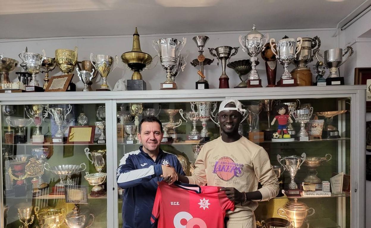 Presentación del jugador en la sala de trofeos del club y el saluido del presidente Fran Alburquerque 