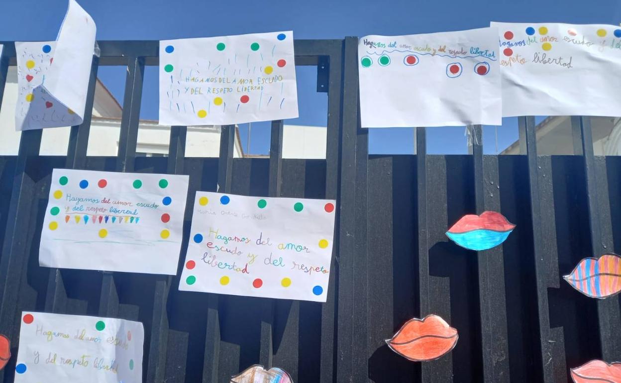 Puerta del Juan Blanco decorada por su día de la amistad 