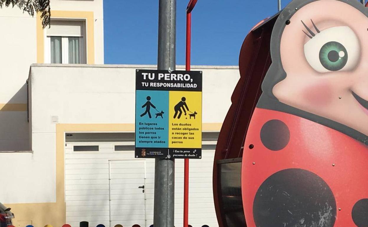 Un cartel de la campaña colocado junto a un parque infantil 