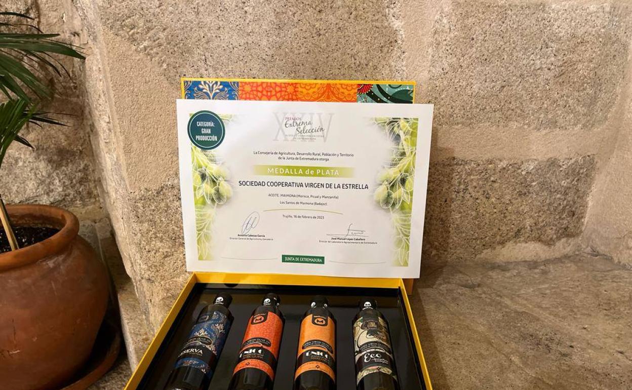 El Diploma de la medalla de plata descansa sobre un estuche de botellas de otras variedades.