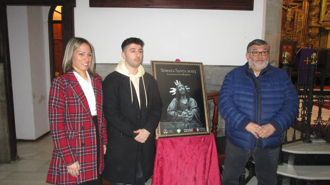 El alcalde junto al autor y a la presidenta de la Burrita 