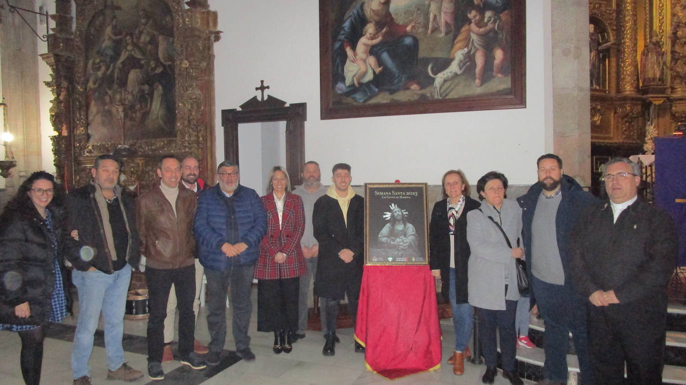 Miembros de la Coordinadora con el alcalde y el sacerdote 