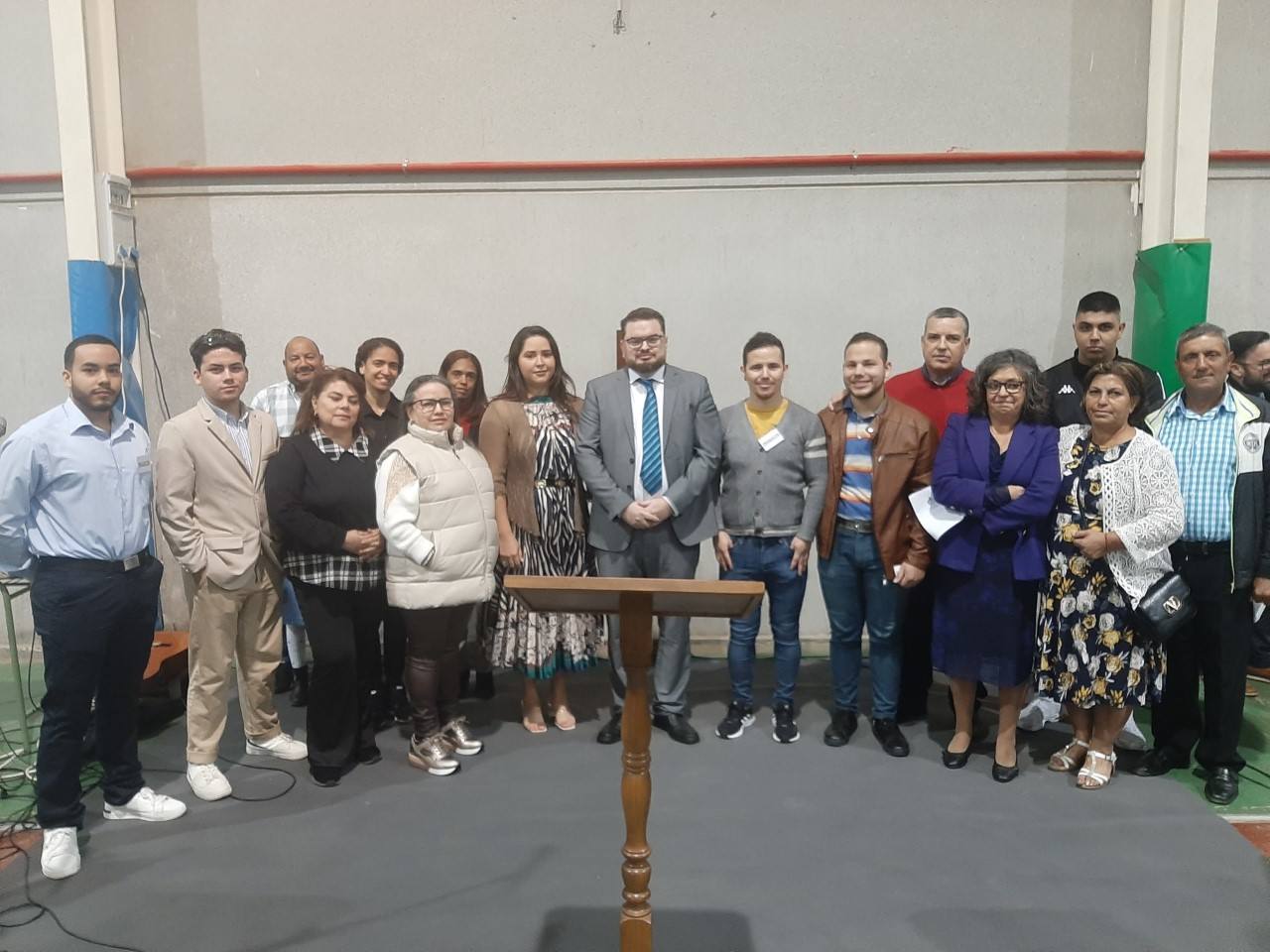 El pastor Samuel Alonso con algunos fieles el día de su consgración.