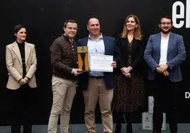 El presidente de la Cooperativa, Santi Muñoz recoge uno de los premios