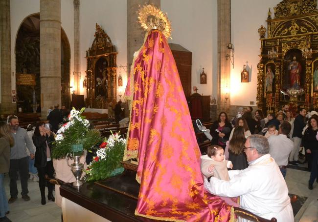 Los niños pasado popr el manto de la canmdelaria