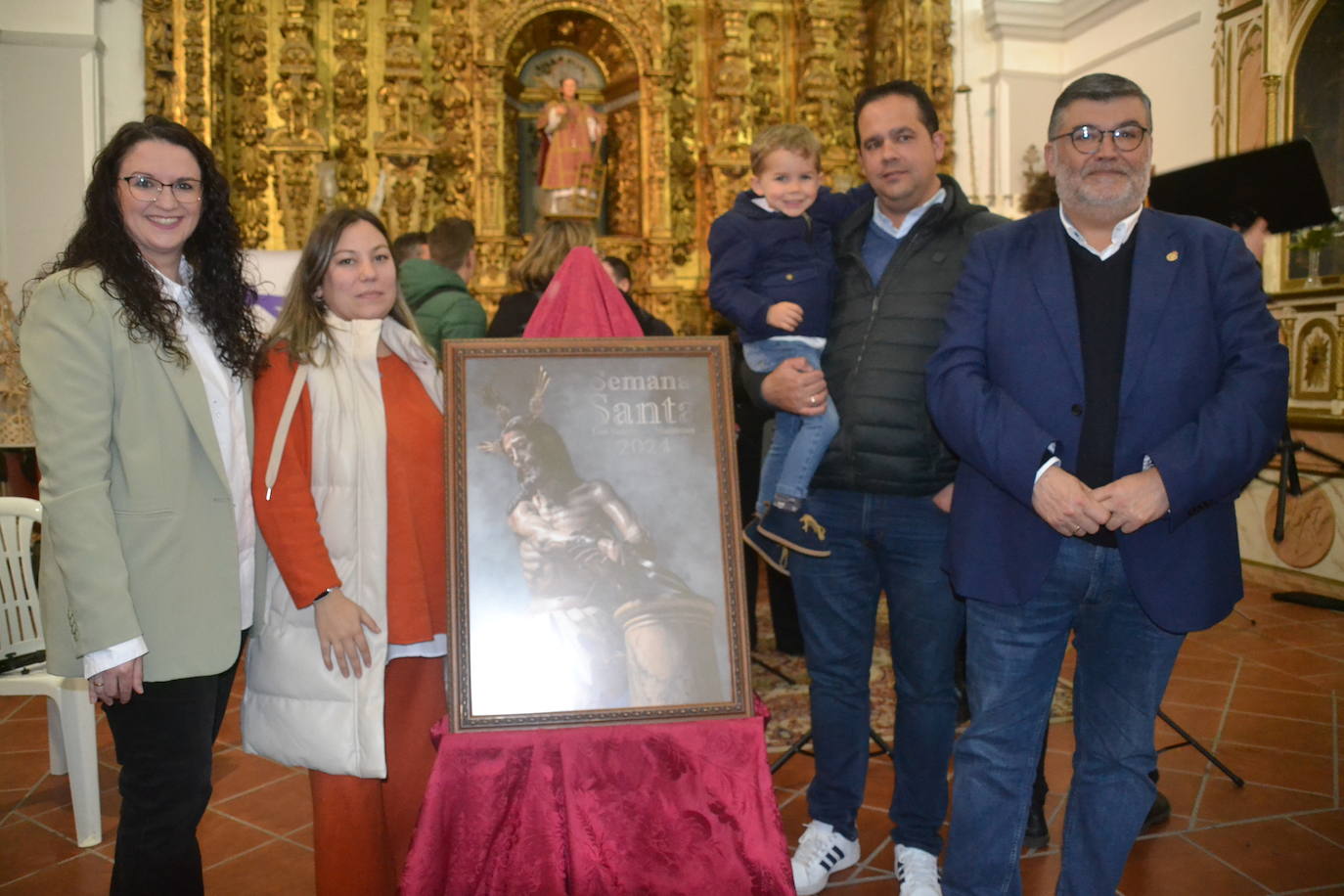 La autora de la foto Isa Serrano, el diseñador grafico Antonio Za`ata junto al alcalde y la Hermana Mayor del Amarrao