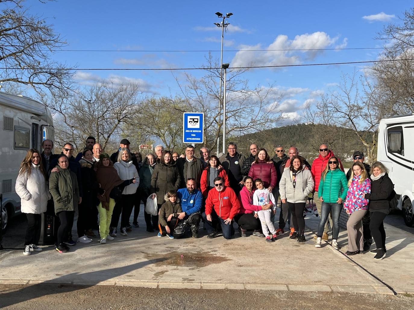 Algunos caravanistas en la inauguración del área