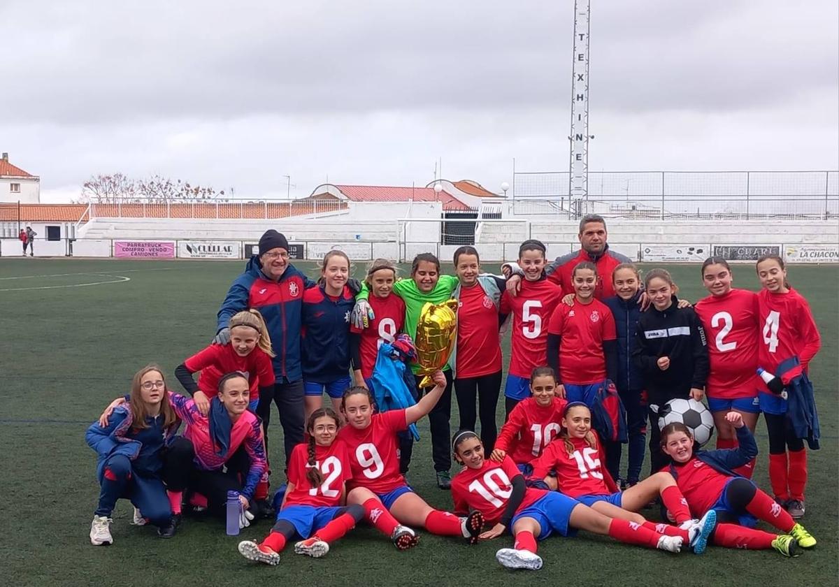 Las niñas del equipo Alevin D de fútbol-7, campeonas de su grupo