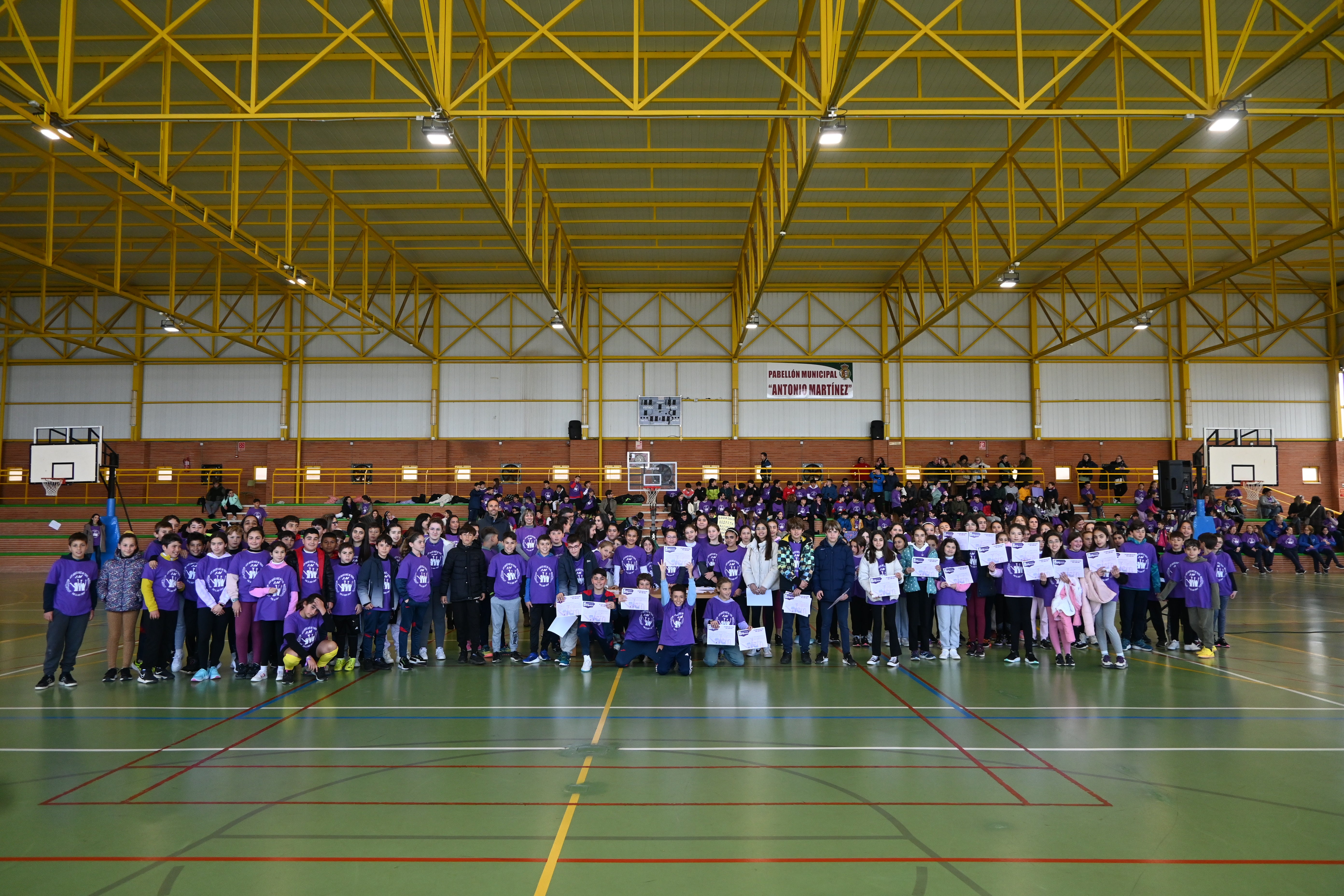 El alumnado partitipante en el concurso de carteles durante el acto