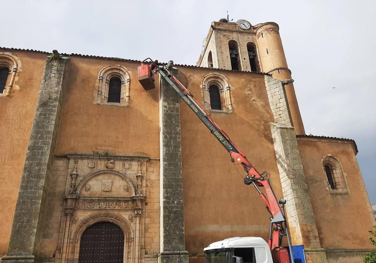 Una grúa permite llegar a los tejados