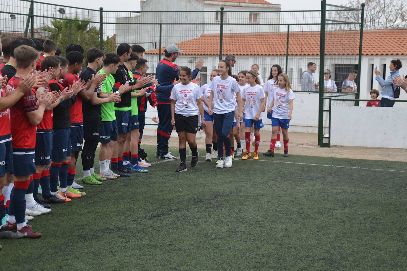 Pasillo de honor a las jugadoras del Alevín D que ya es campeón de su grupo