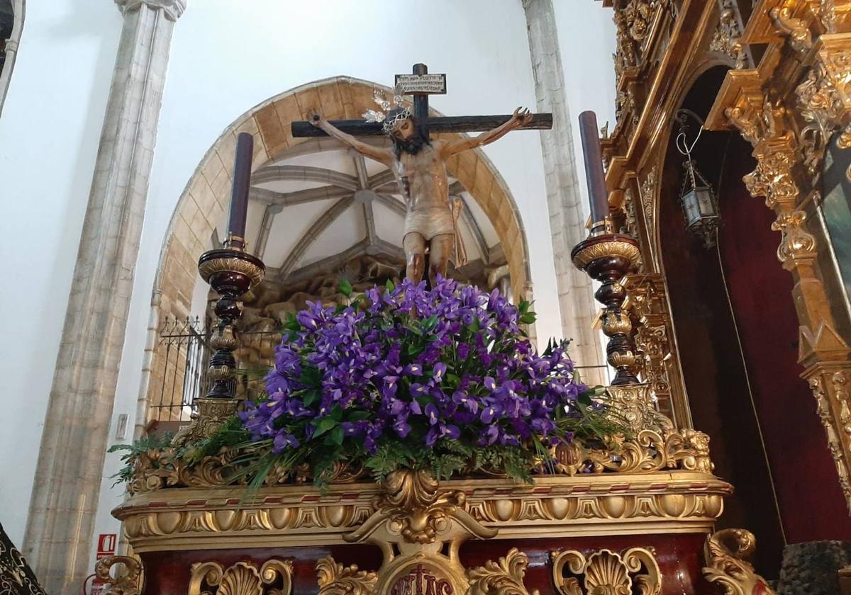 El Cristo de las Misericordias en su gran paso de madera dorada
