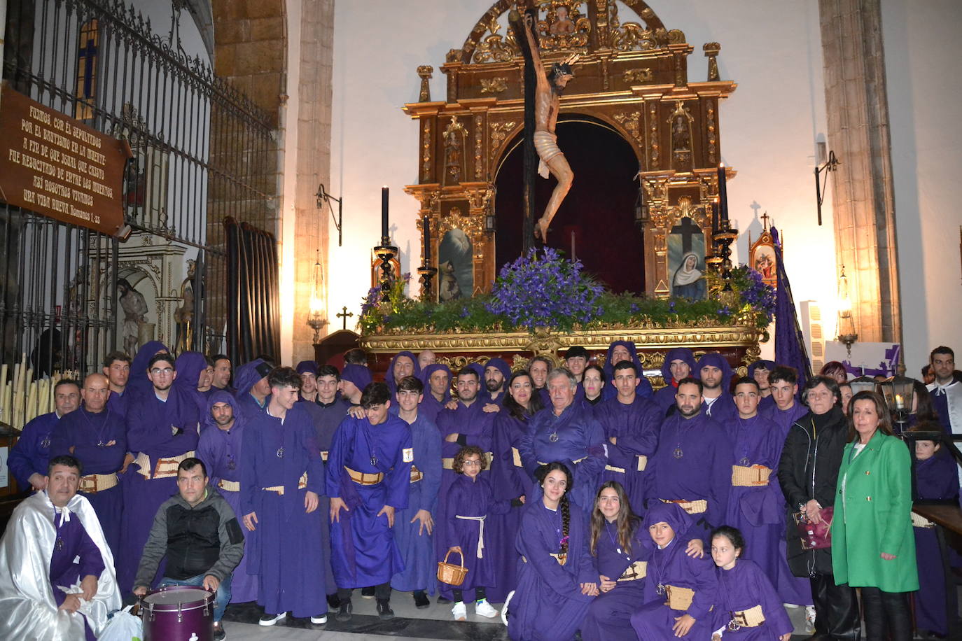 Costaleros y costaleras junto al Cristo