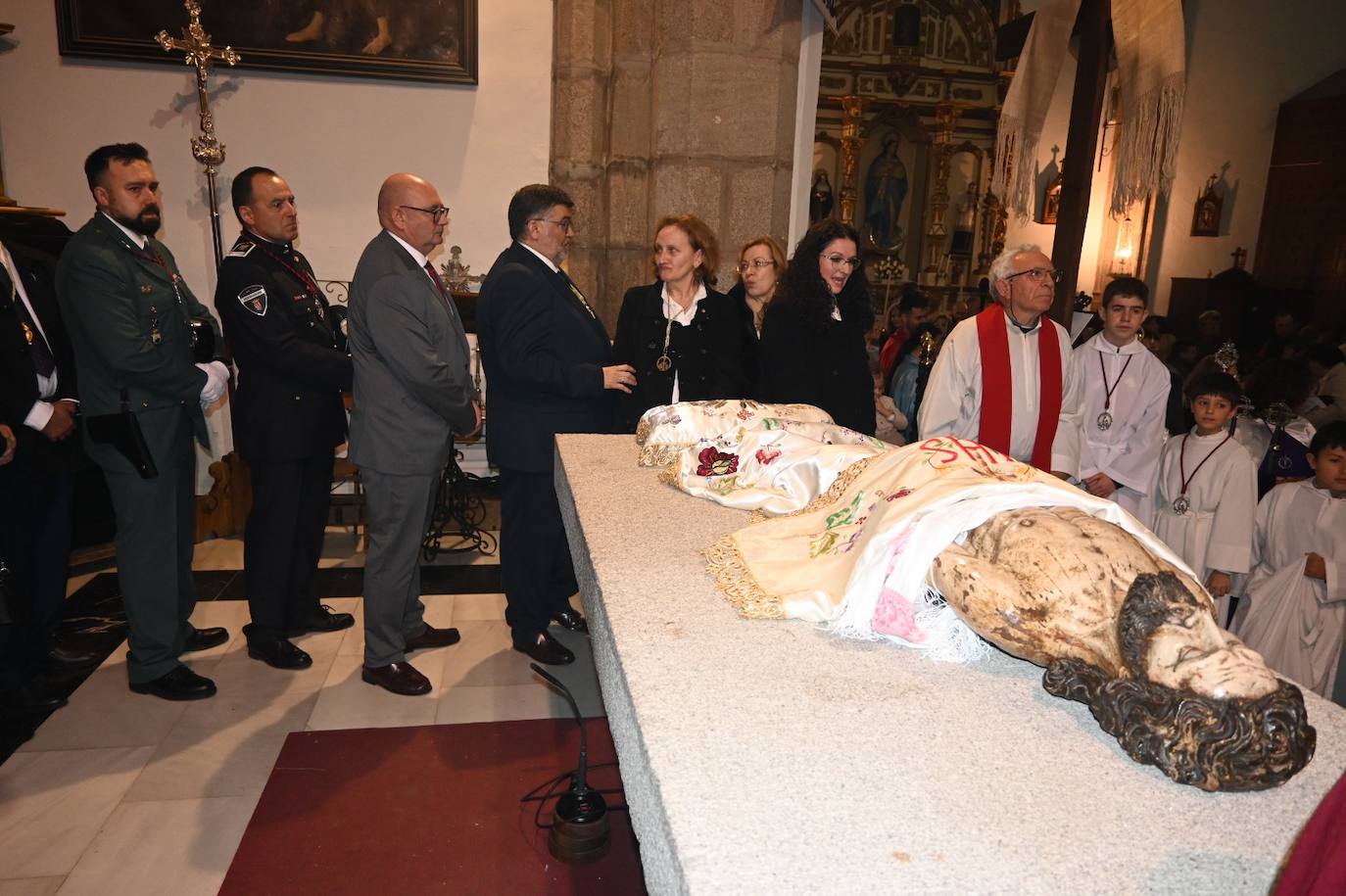 La lluvia impidió que el Santo Entierro saliera, pero en el interior ...